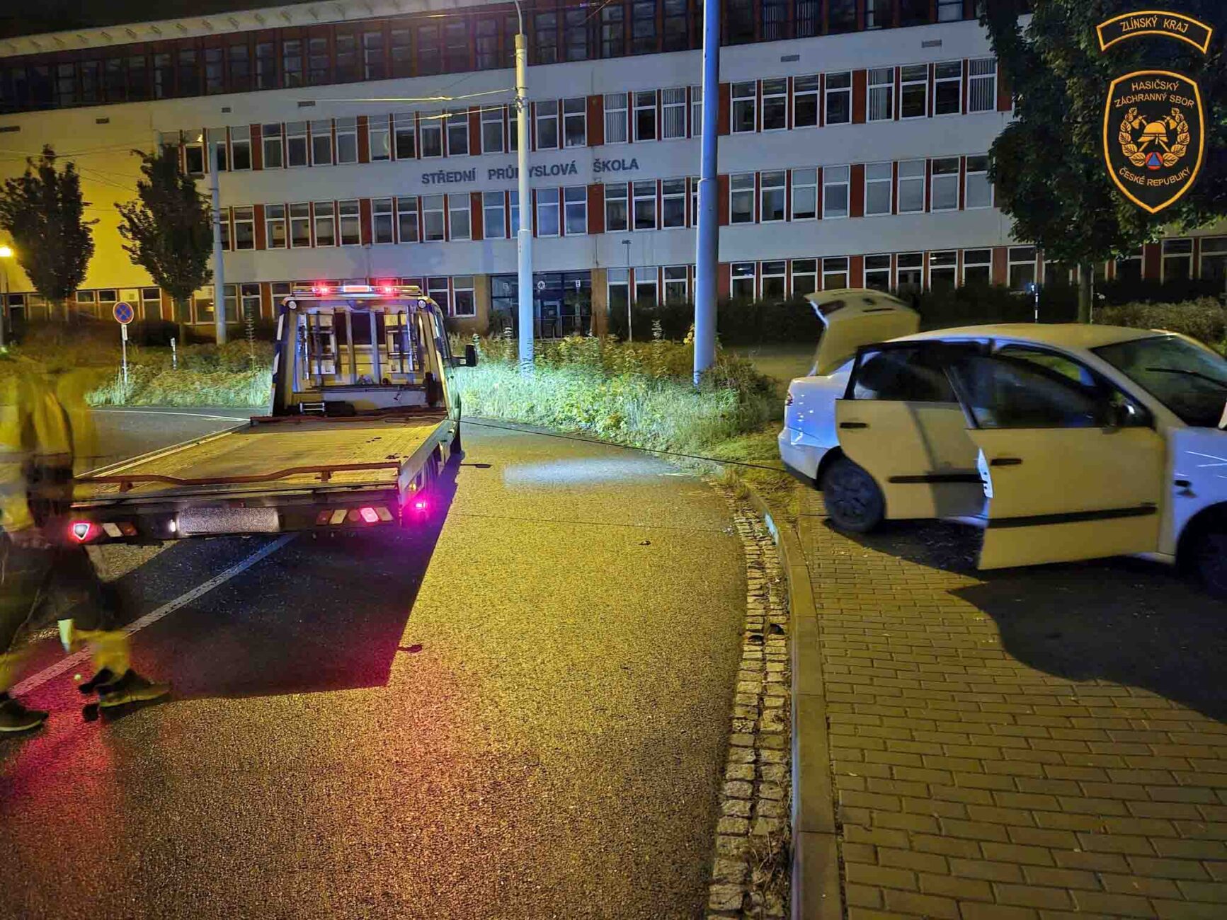 Nehoda ve Zlíně, mladík narazil do sloupu. Foto: HZS