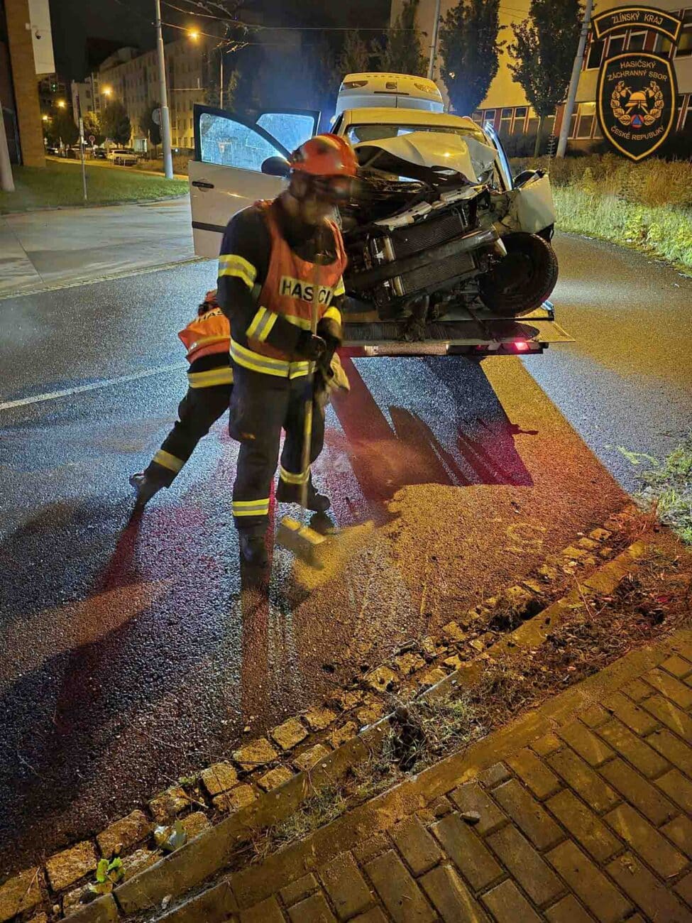 Nehoda ve Zlíně, mladík narazil do sloupu. Foto: HZS