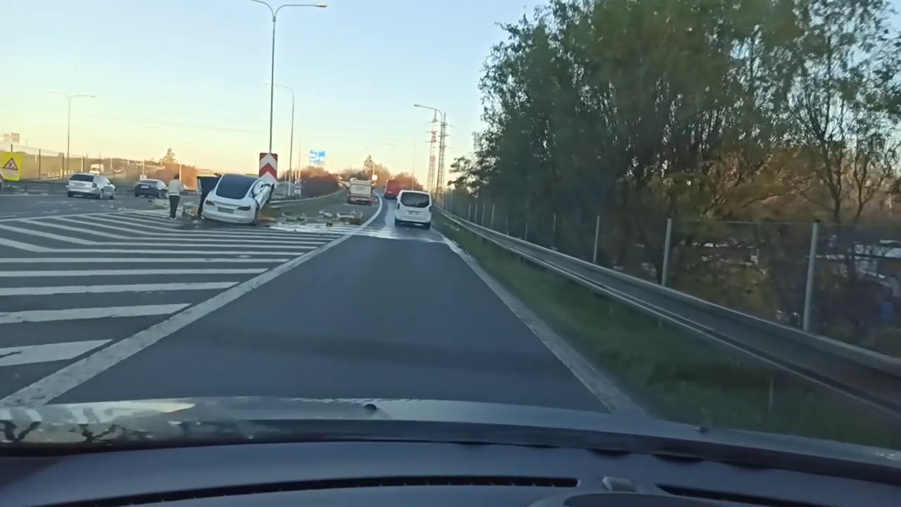VIDEO: Nehoda Tesly v Ostravě. Video: FB / Ladislav Palider