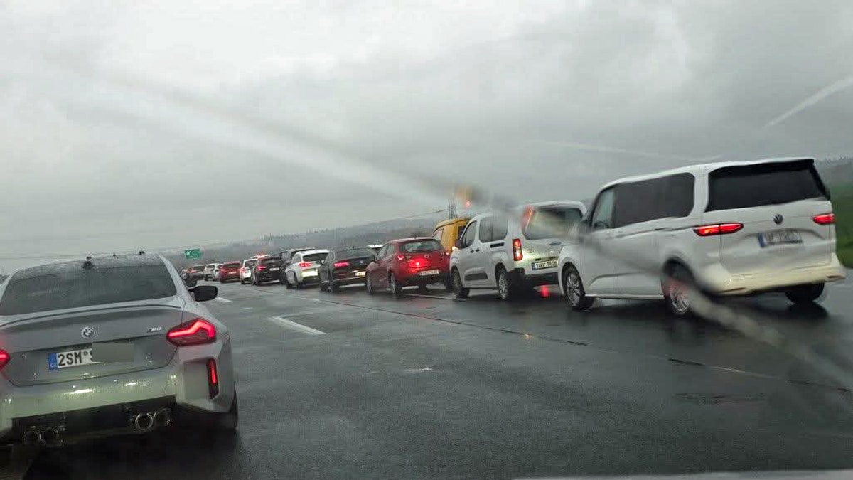 Od Prahy se na D1 tvoří dlouhé kolony. Foto: David Machalek
