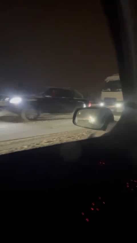 VIDEO: Když v nouzi pomůže kamionu osobní auto. Zdroj: Doprava Mělník OK