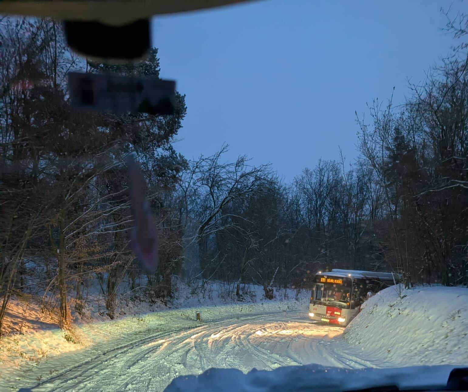 Na silnici I/9 u Horní Vidimi zapadl autobus. Foto: Doprava Mělník OK