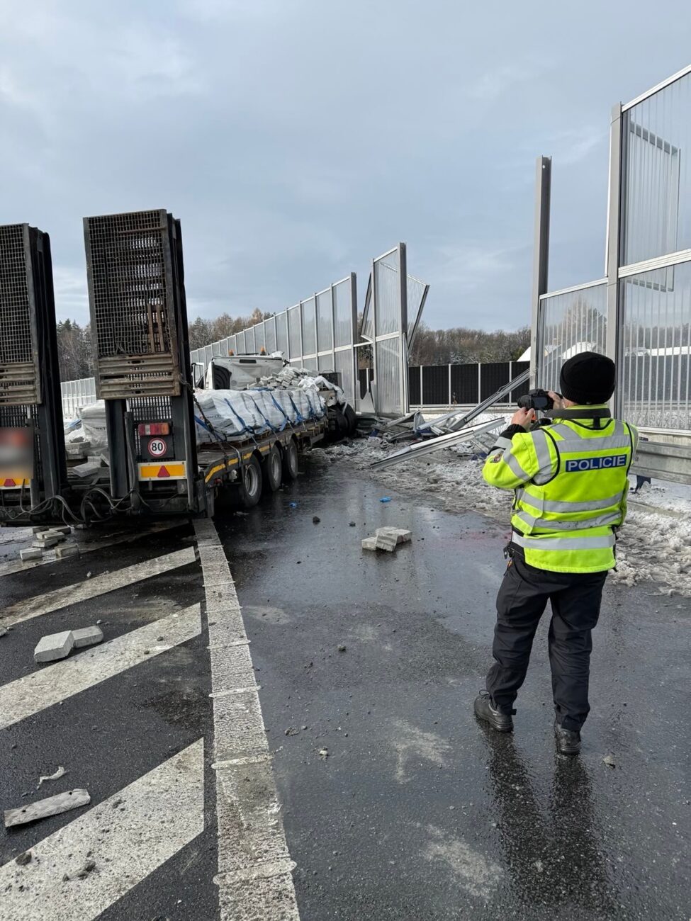 Nehoda kamionu na D48. Foto: PČR