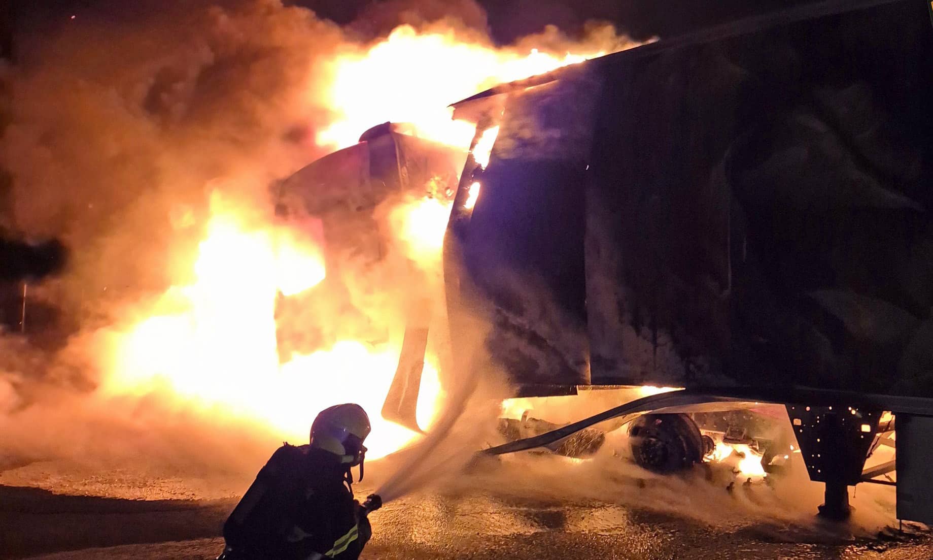 Požár kamionu na dálnici D55 u Otrokovic. Foto: HZS ZLK 