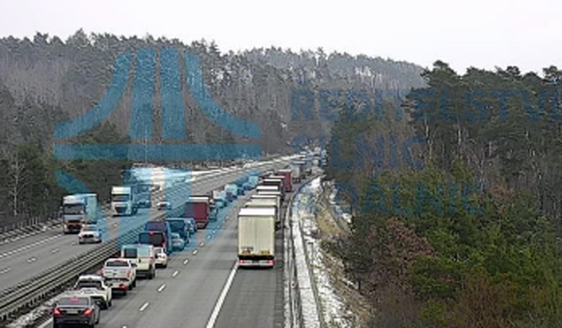 Před nehodou se na D1 u Lhotky tvoří kolony. Zdroj: kamery ŘSD
