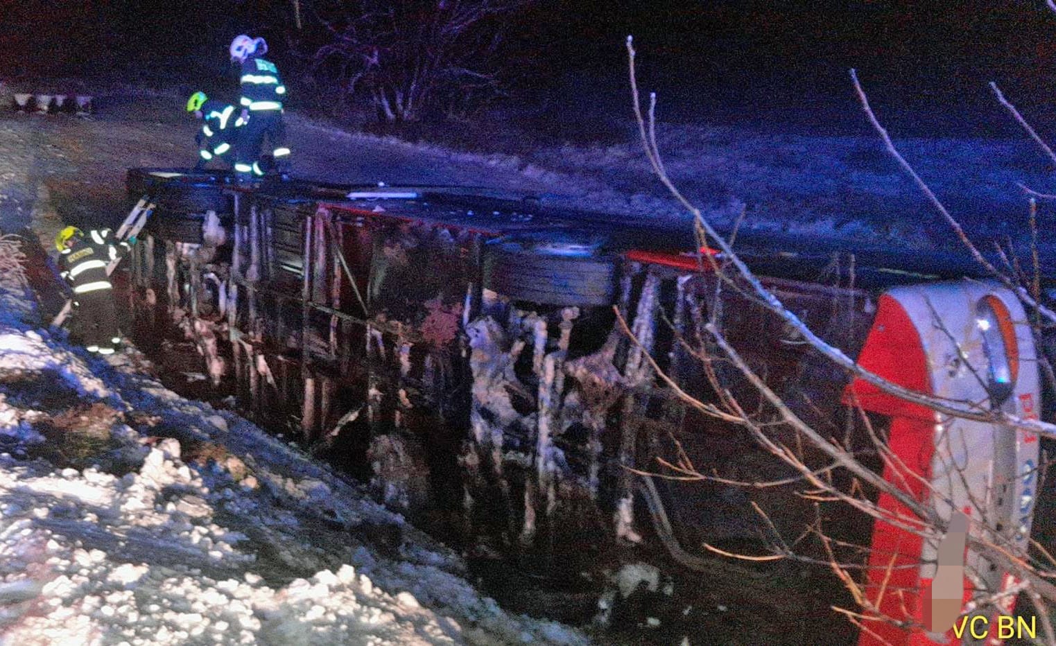 Nehoda autobusu v Choraticích na Benešovsku. Foto: HZS