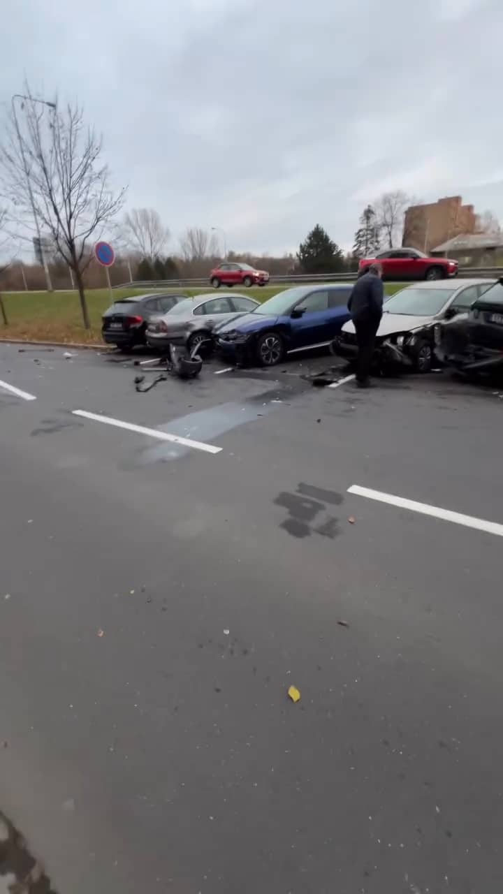 VIDEO: Řidička v Ostravě nabourala zaparkovaná auta. Video: David P.
