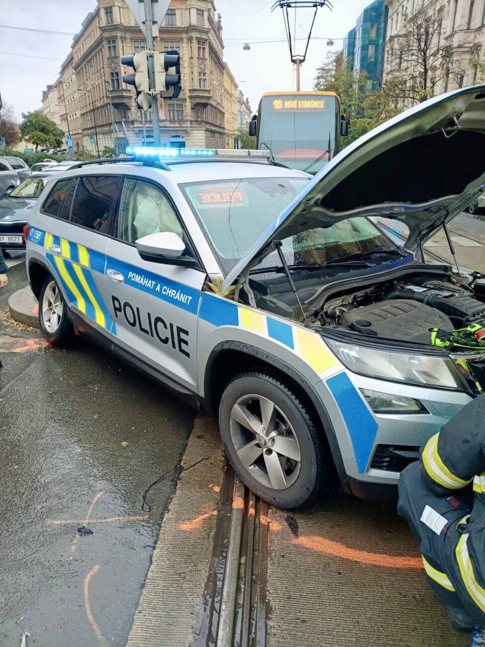 Nehoda policejního vozu v Praze. Foto: PČR