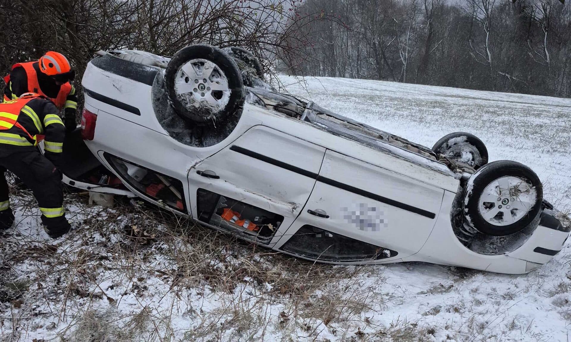 Řidič v Petrůvce převrátil škodovku na střechu. Foto: HZS