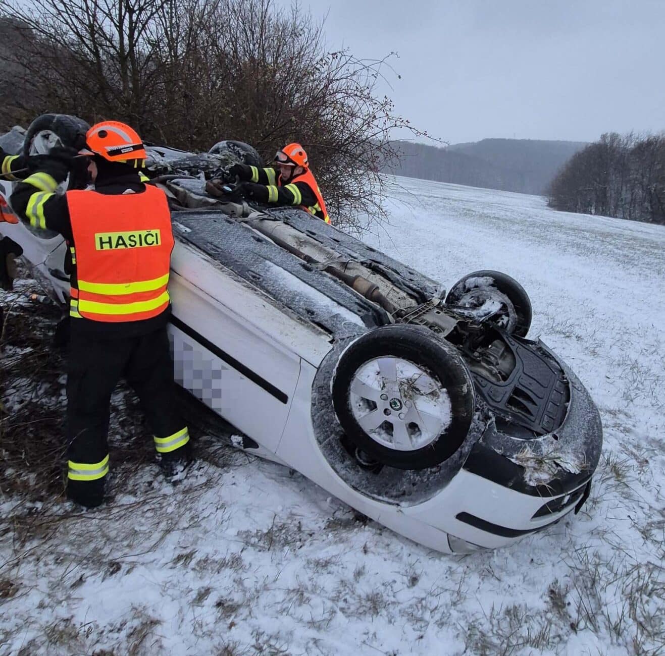 Řidič v Petrůvce převrátil škodovku na střechu. Foto: HZS