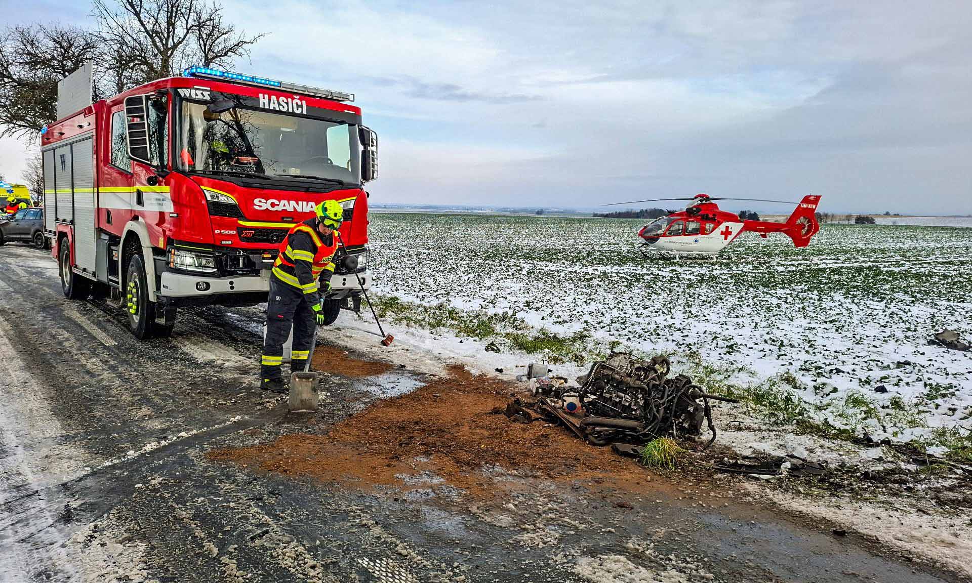 U Výšovic naboural řidič s Octavií do stromu, Z vozu vypadl motor. Foto: HZS