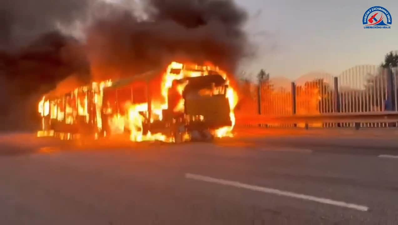 VIDEO: Požár autobusu u Chrastavy. VIDEO: HZS
