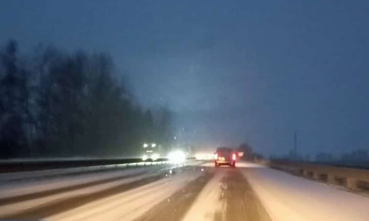 Zasněžená dálnice D10 v pondělí ráno. Foto: FCB