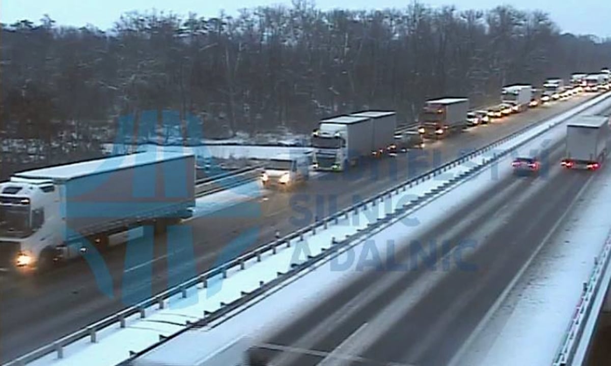 Kolony na dálnici D8 kvůli sněhu a nehodě. Zdroj: ŘSD