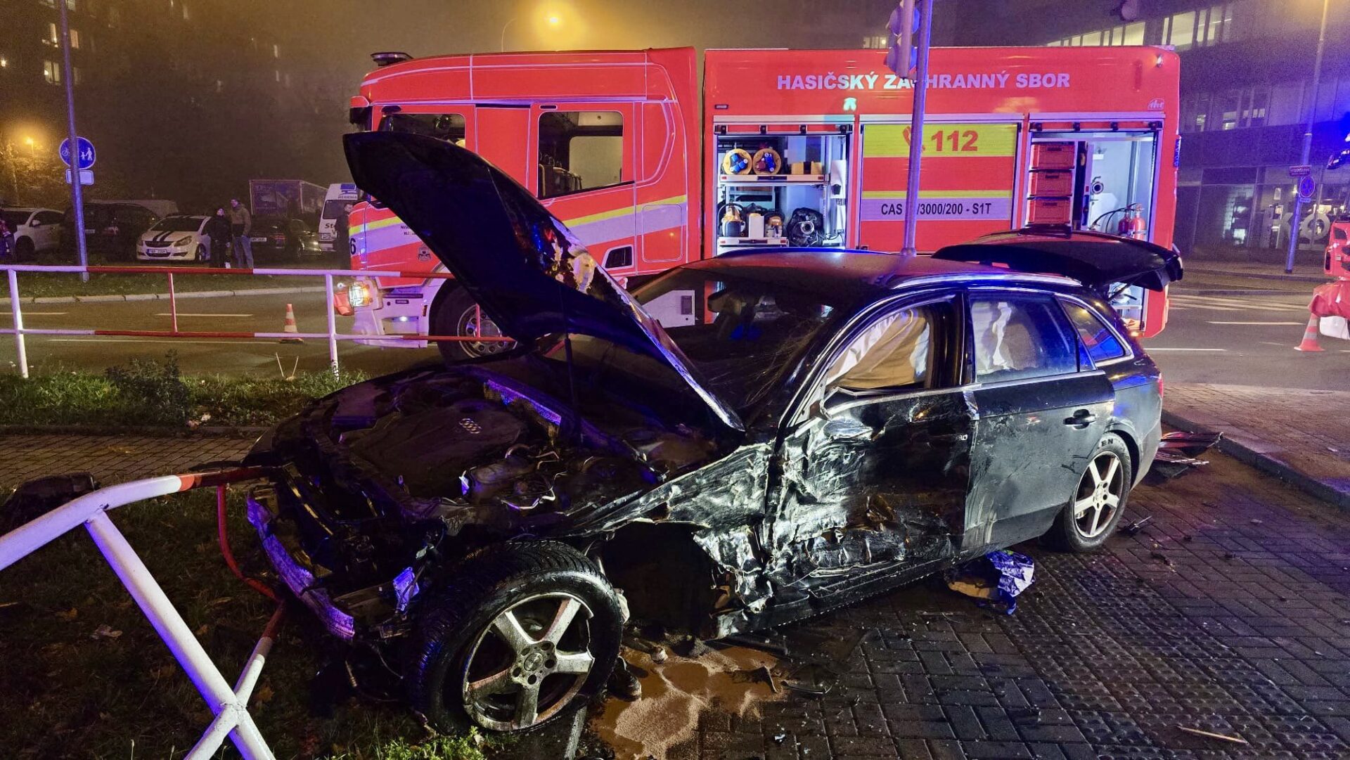Nehoda strážníků v Praze. Foto: HZS