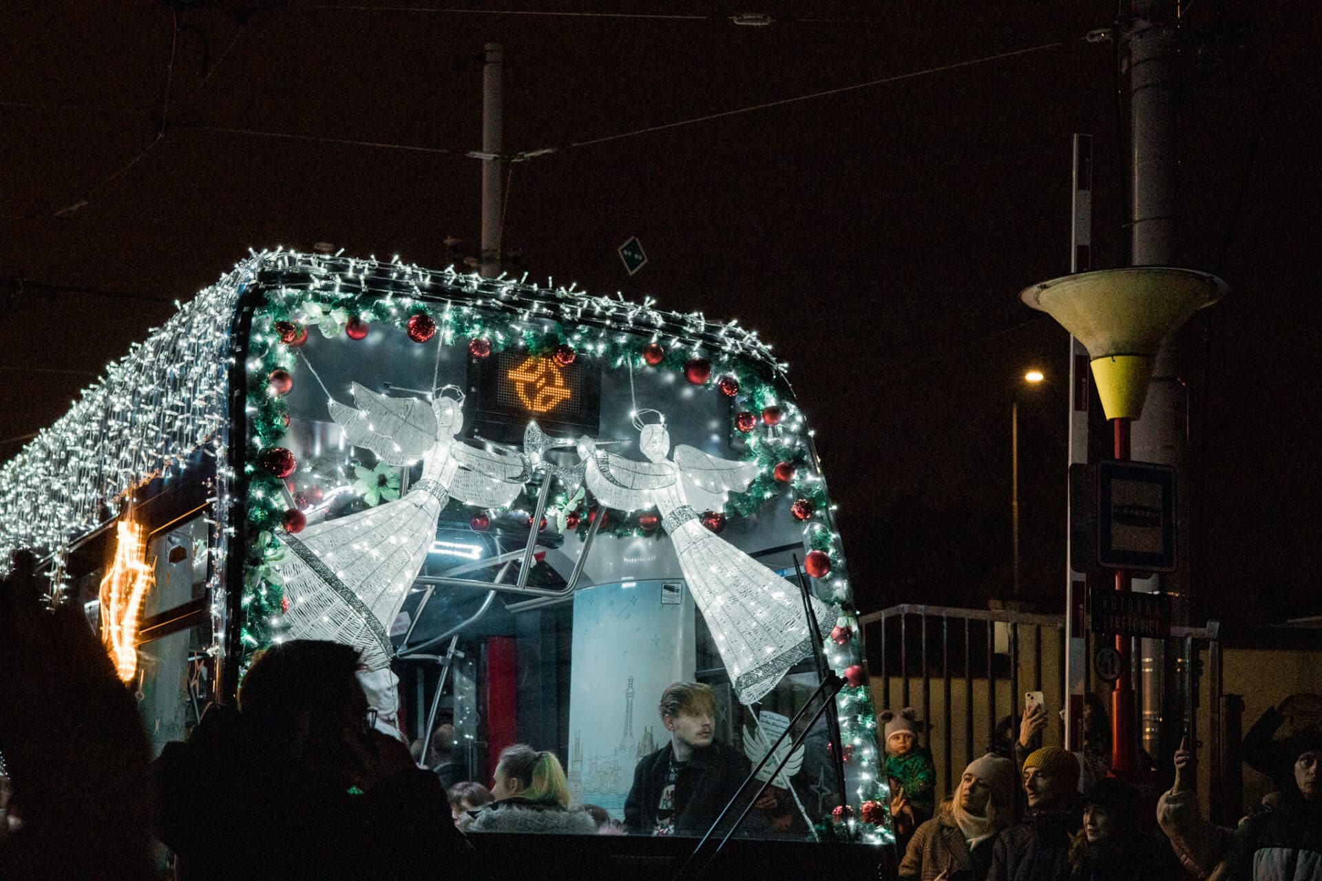 Vánočně nasvícené tramvaje v Praze. Foto: X/PID