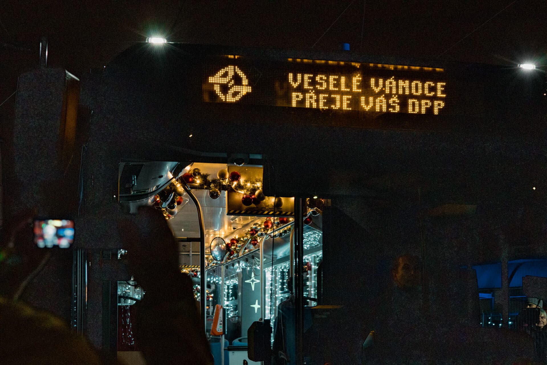 Vánočně nasvícené tramvaje v Praze. Foto: X/PID