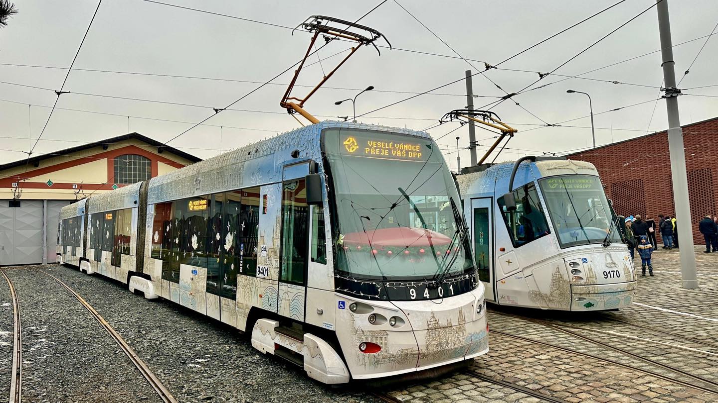 Do ulic vyjely tramvaje vyzdobené polepy a světýlky. Foto: DPP - Dan Šabík