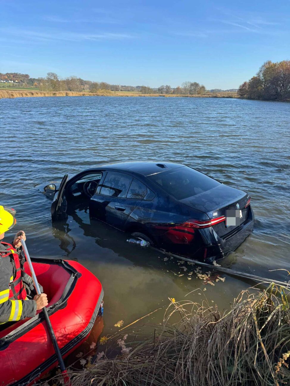 V Žantově sjelo BMW do rybníka. Foto: HZS