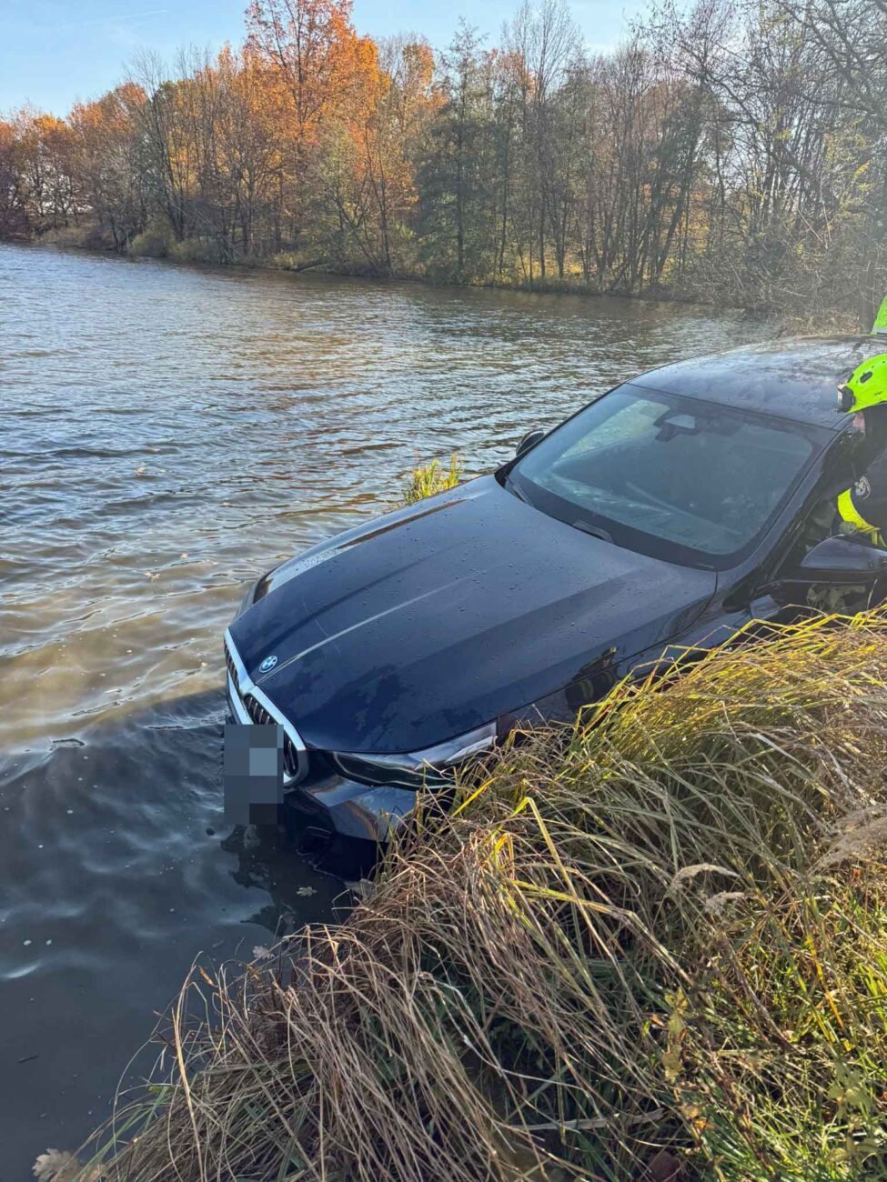 V Žantově sjelo BMW do rybníka. Foto: HZS