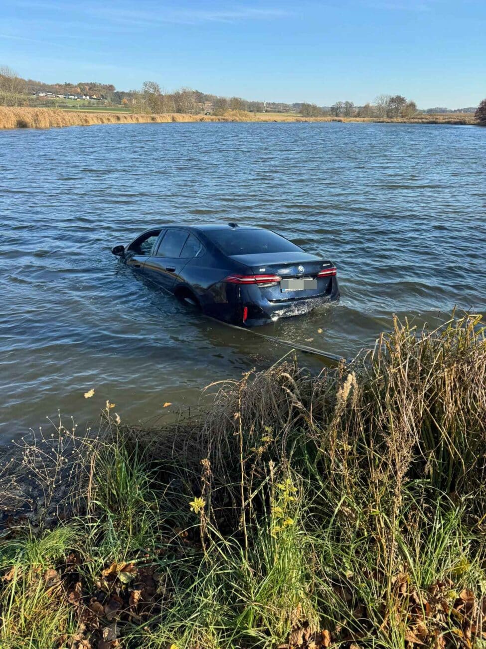 V Žantově sjelo BMW do rybníka. Foto: HZS