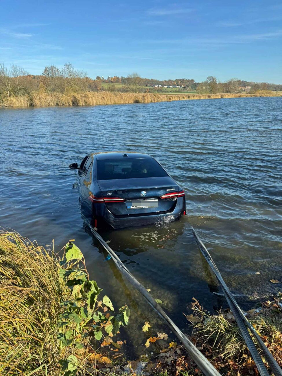 V Žantově sjelo BMW do rybníka. Foto: HZS