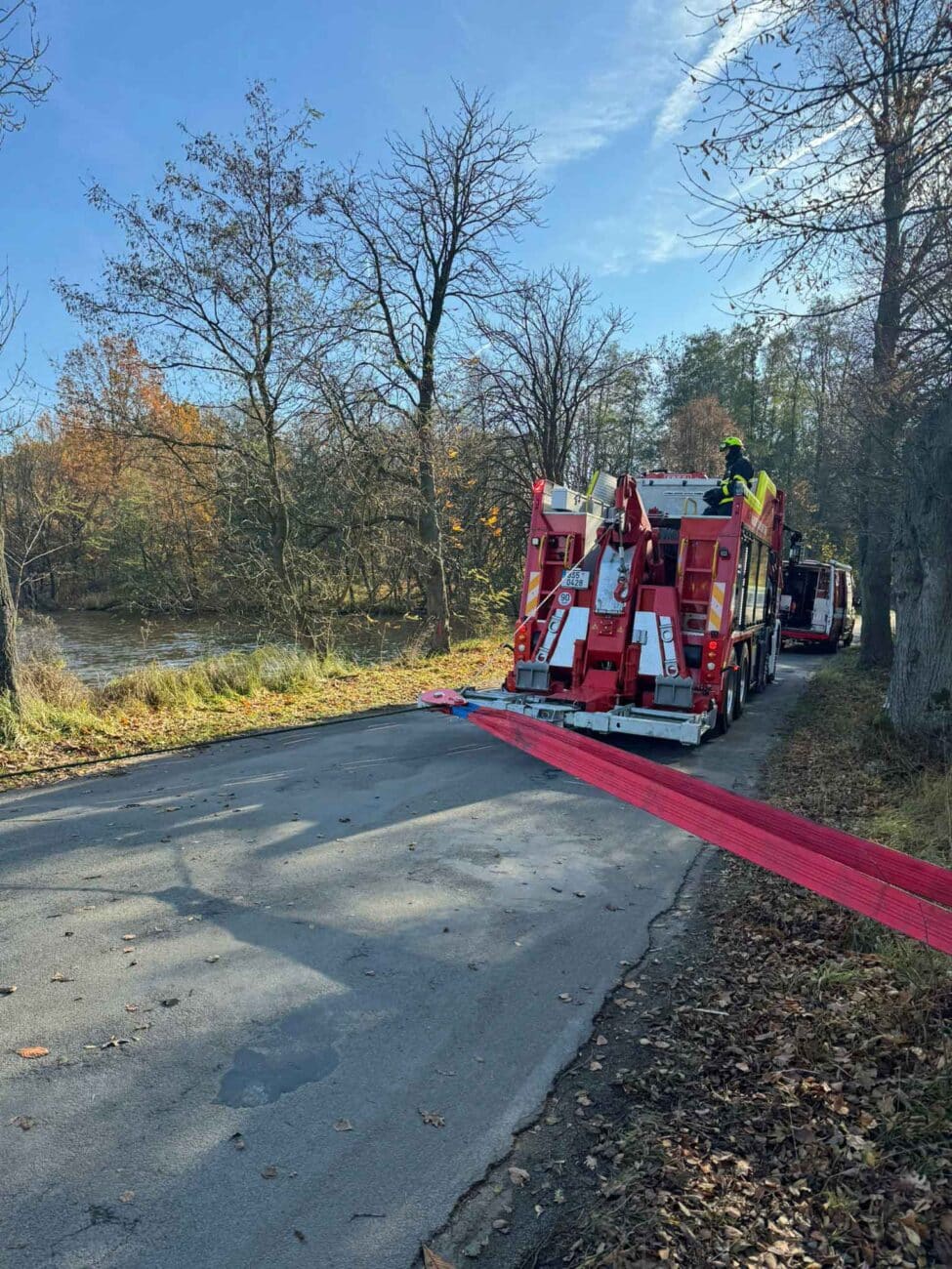 V Žantově sjelo BMW do rybníka. Foto: HZS