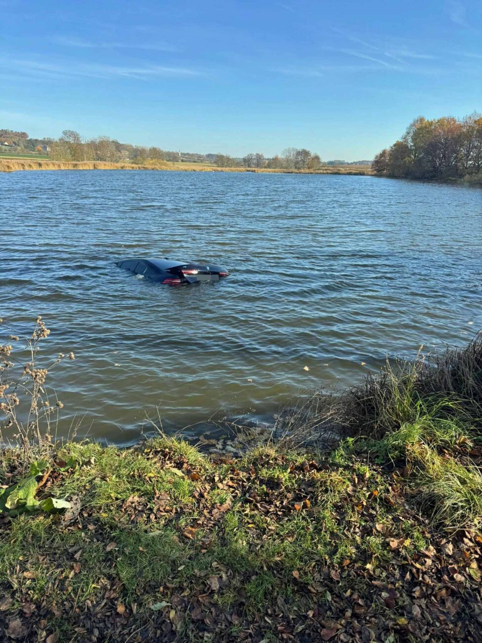 V Žantově sjelo BMW do rybníka. Foto: HZS