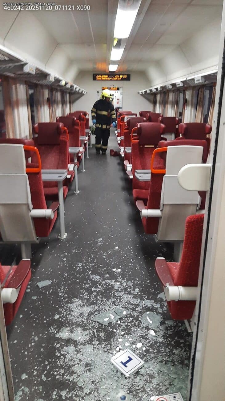 Pohled do jednoho z havarovaných vlaků. Foto: HZS