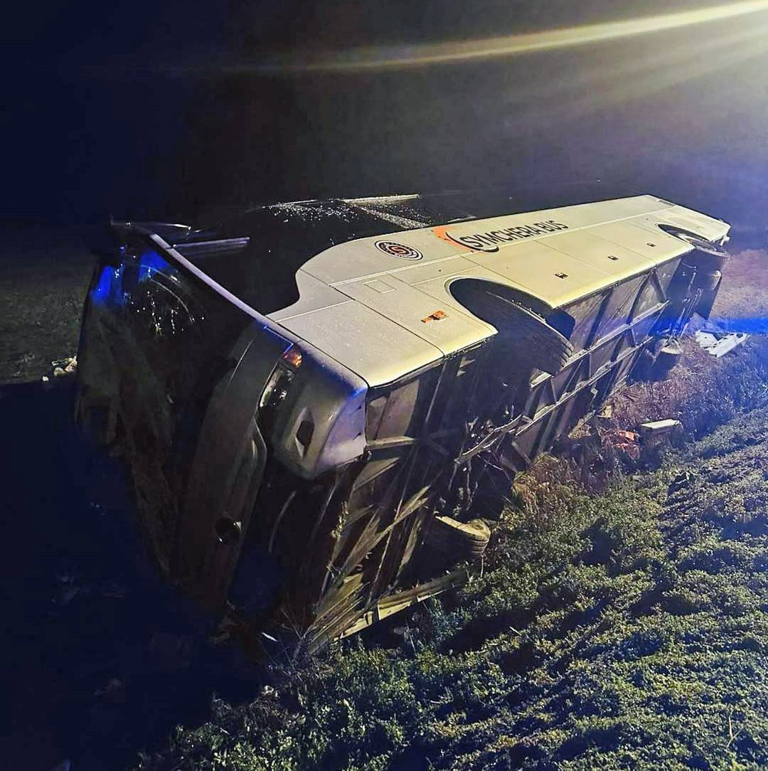 Na dálnici D1 dnes havaroval autobus. Foto: PSR