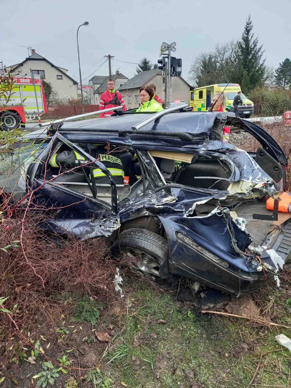 Auto skončilo po srážce s vlakem zdemolované. Foto: HZS