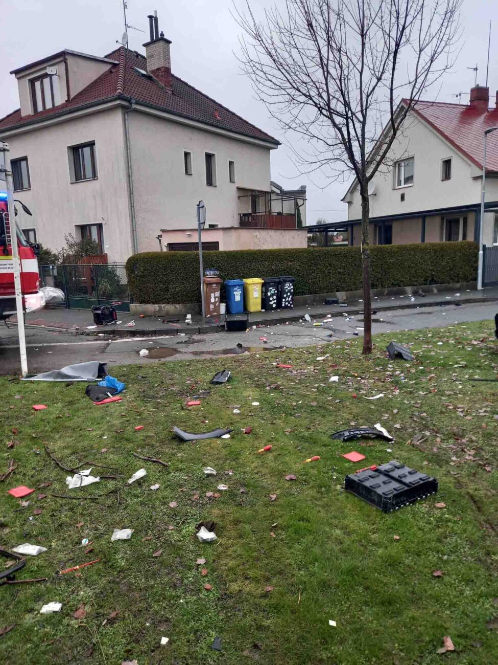Věci a části auta byly po srážce rozházené po okolí. Foto: HZS
