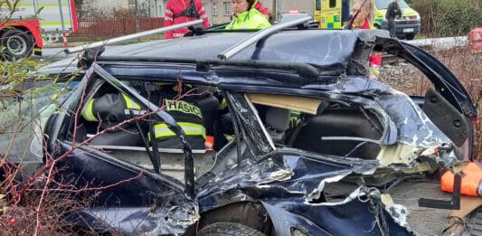 Auto skončilo po srážce s vlakem zdemolované. Foto: HZS