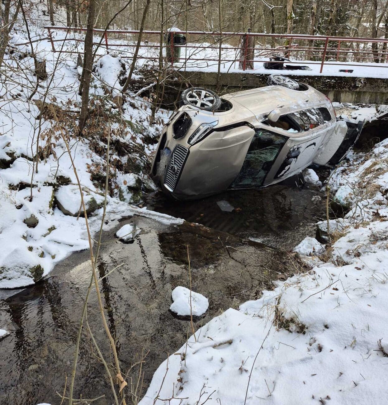 Nehoda u Velkých Karlovic. Foto: HZS