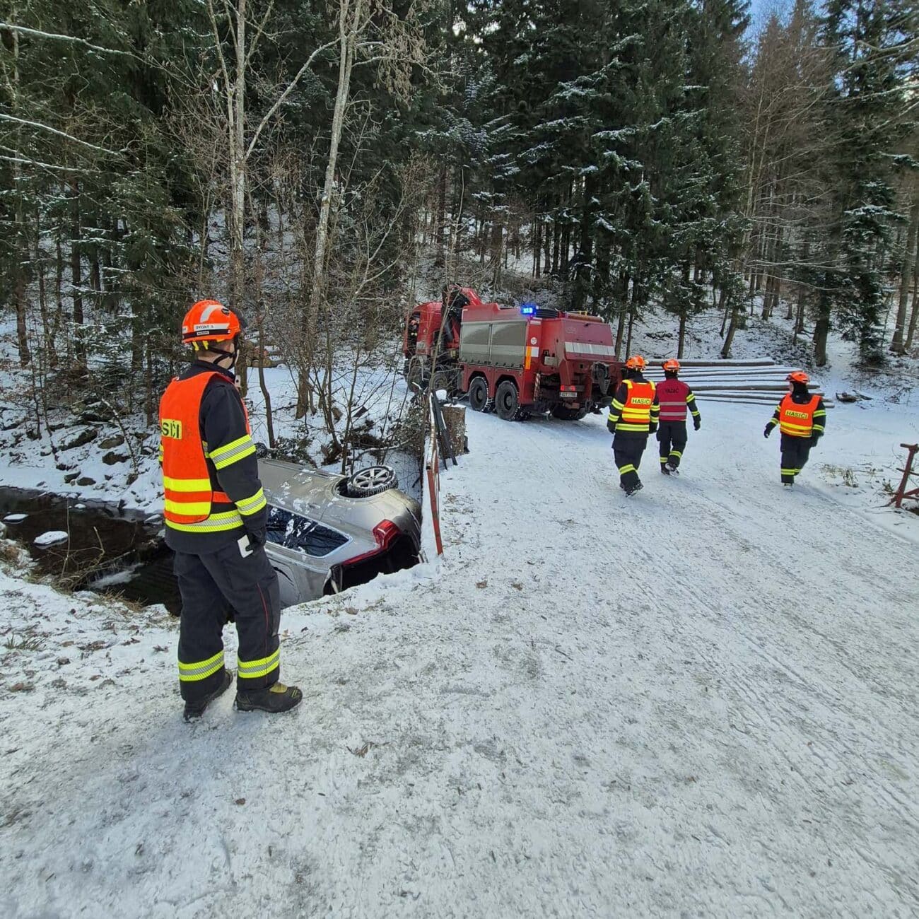 Nehoda u Velkých Karlovic. Foto: HZS