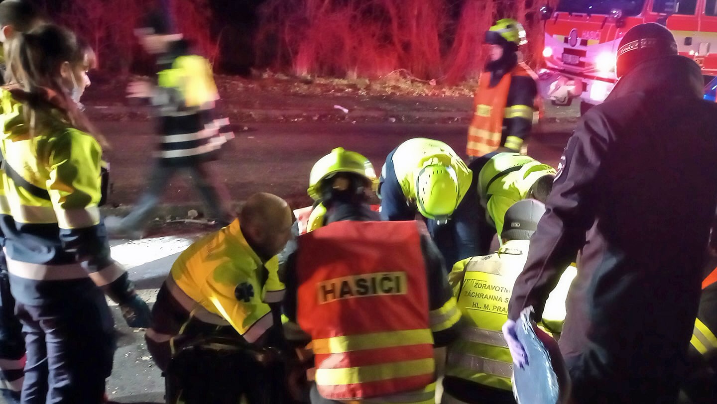 Nehoda u Liběšic, auto skončilo v řece. Foto: HZS