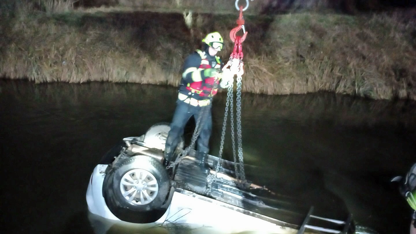 Nehoda u Liběšic, auto skončilo v řece. Foto: HZS