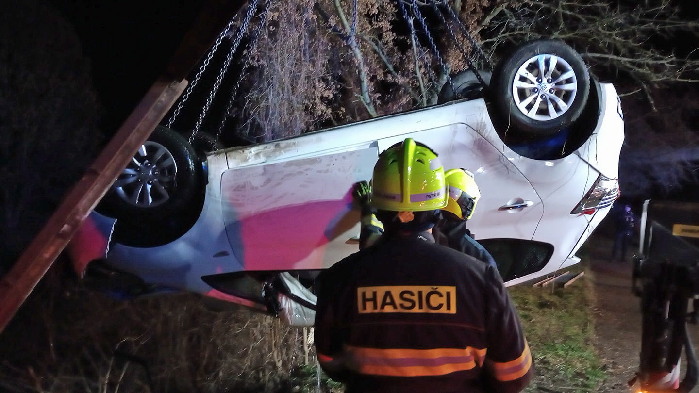 Nehoda u Liběšic, auto skončilo v řece. Foto: HZS
