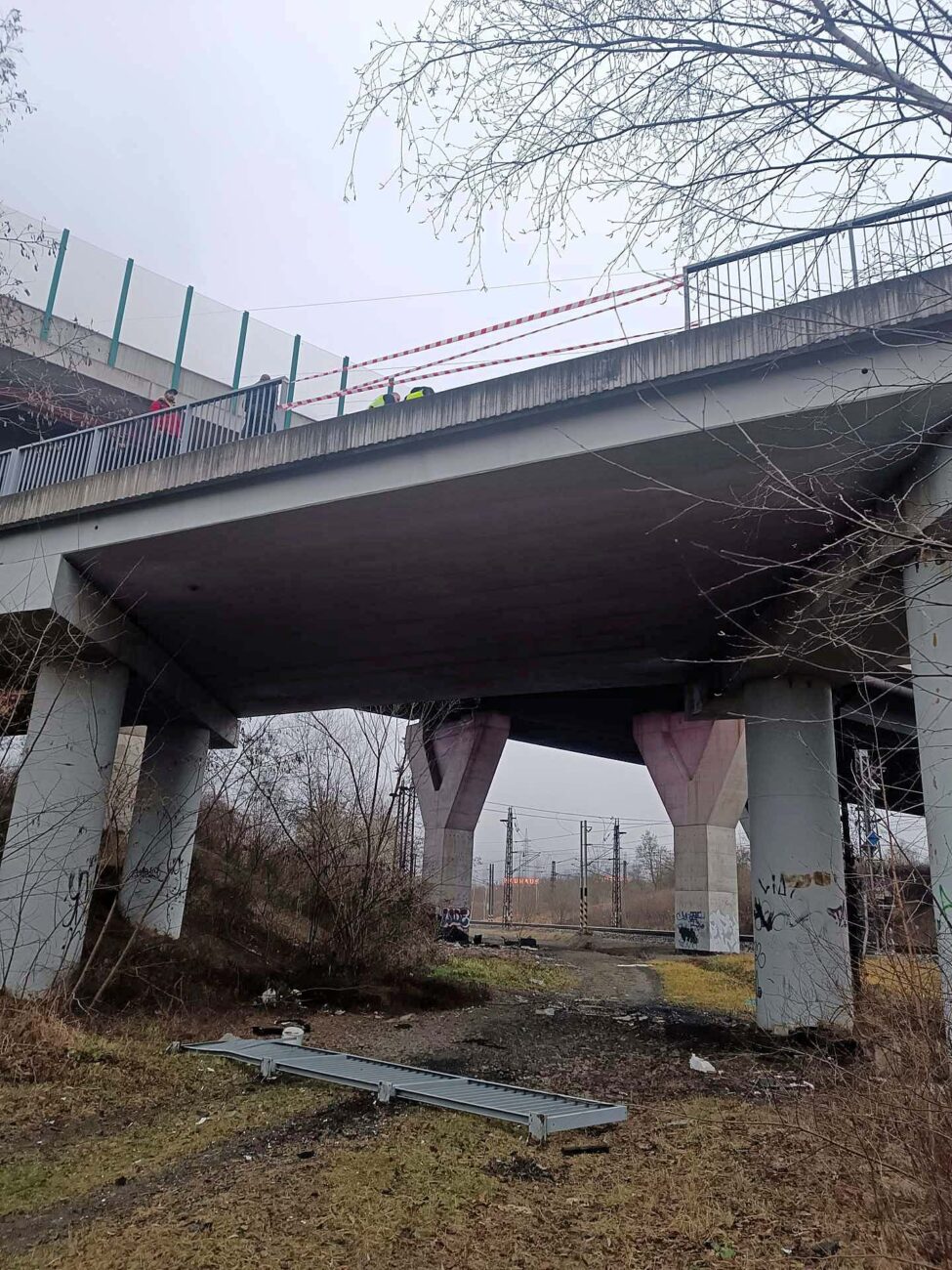 V Trmicích se zřítila dodávka z mostu. Foto: HZS