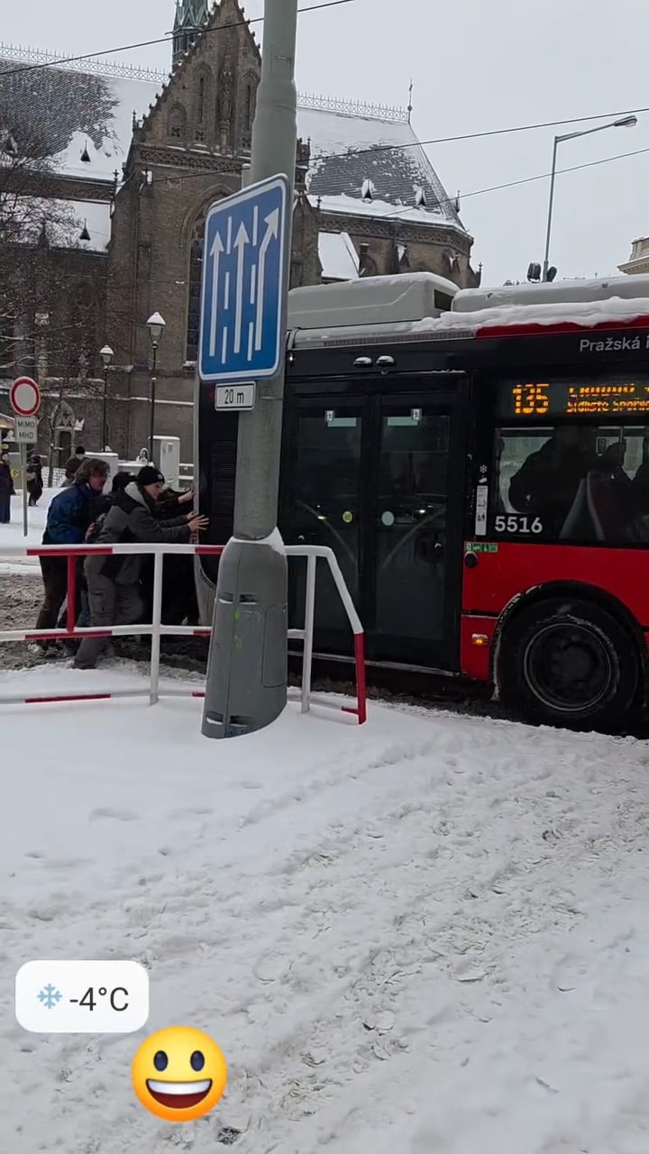 Cestující pomohli autobusu na náměstí Míru v Praze. Zdroj: FB/Ondřej Prokop