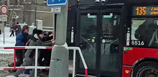 Na náměstí Míru si museli cestující odtlačit autobus. Zdroj: Ondřej Prokop
