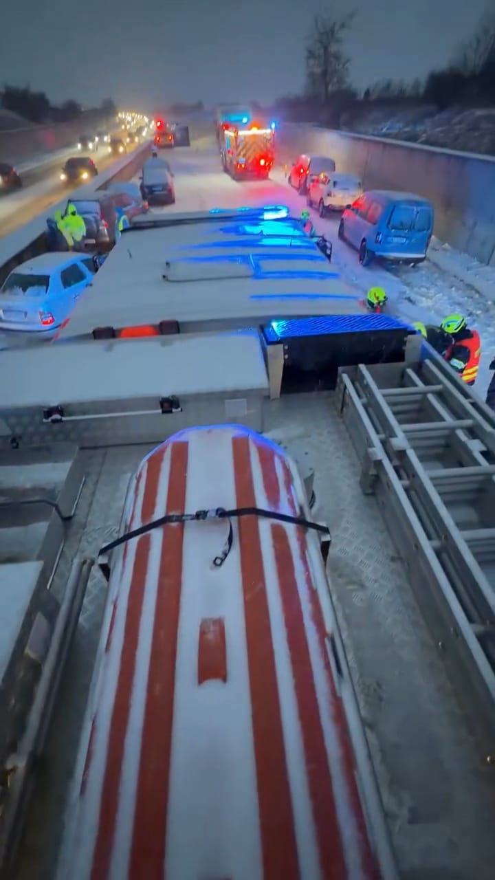 VIDEO: Sníh od rána komplikuje dopravu. Video: HZS Letiště Praha