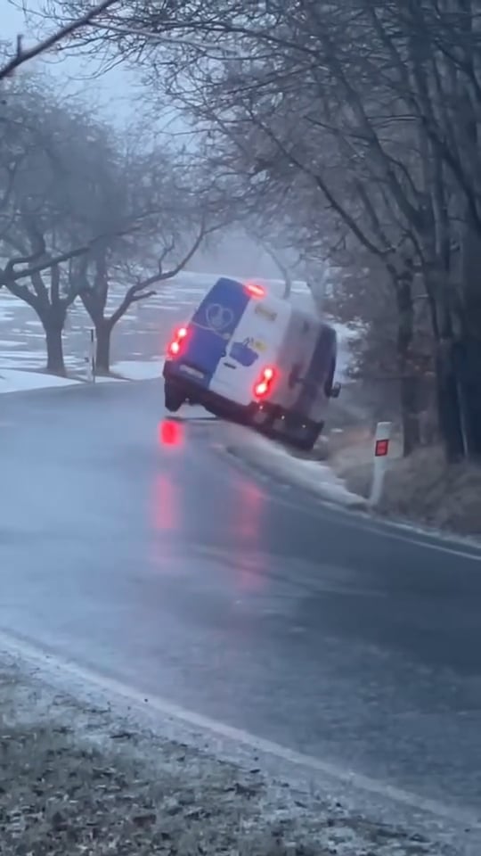 VIDEO: Řidič neudržel dodávku na silnici. Video: J. Kubín, ČRzprávy