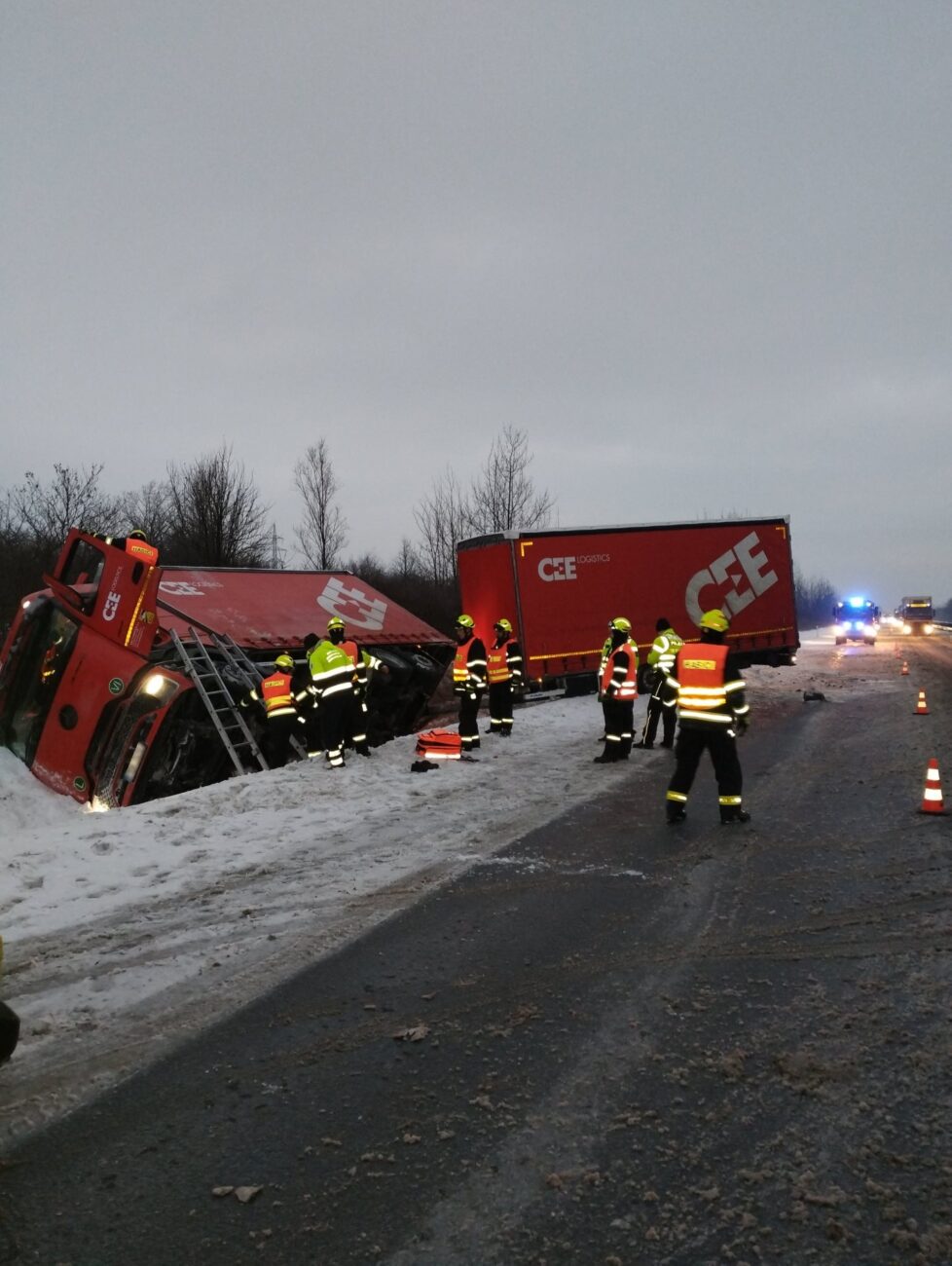 Nehoda kamionu na dálnici D7. Foto: HZS