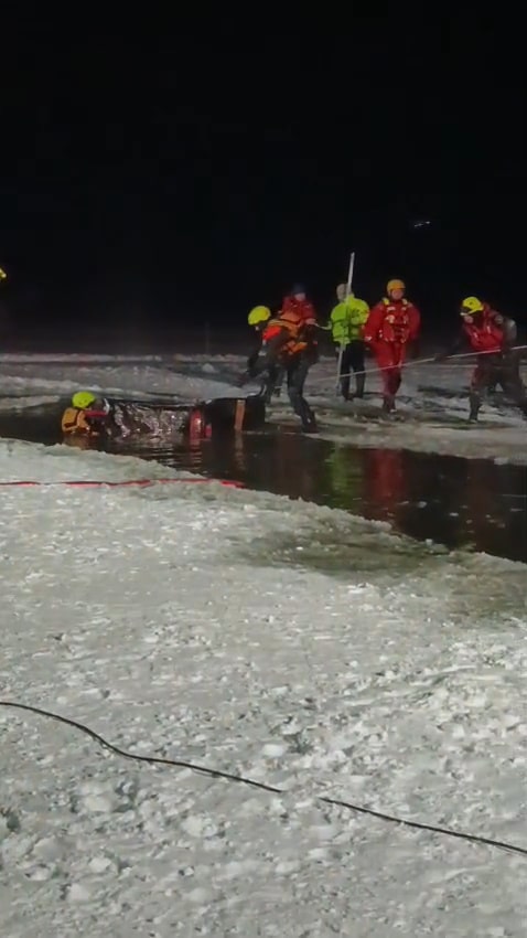 VIDEO: Hasiči vytahují čtyřkolku z Lipna. Zdroj: HZS