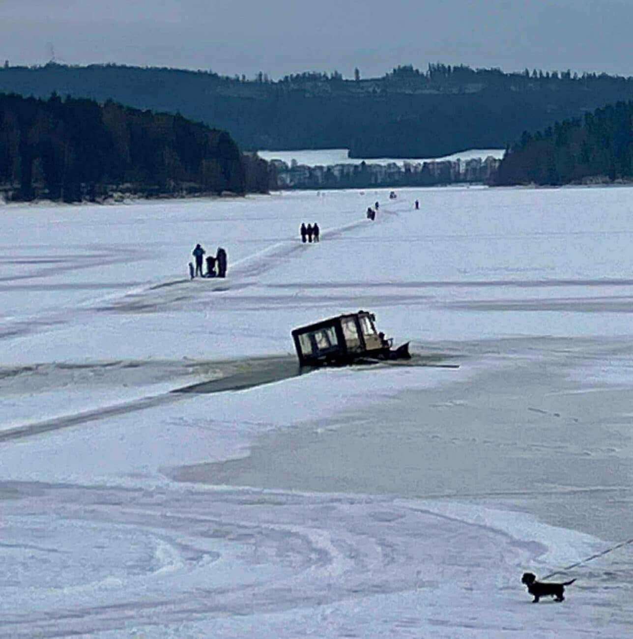 Na Lipně se propadla čtyřkolka. Foto: HZS