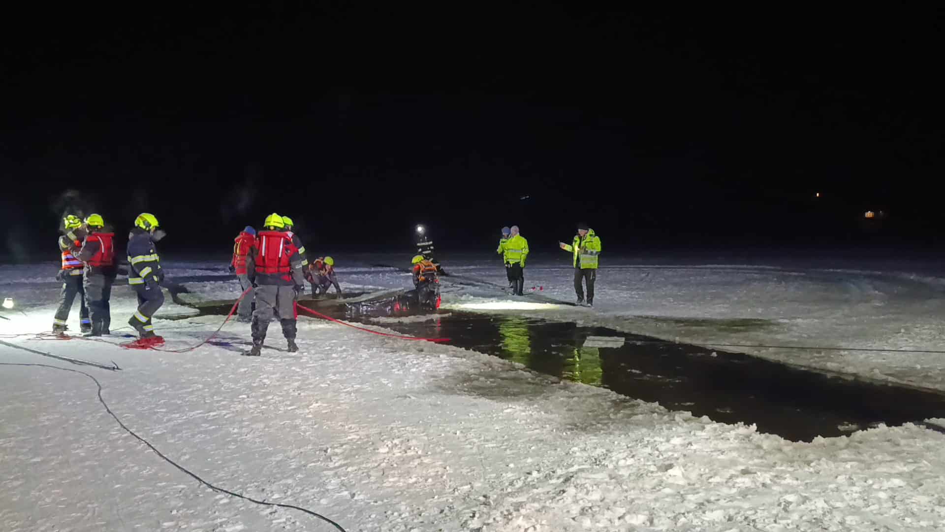 Hasiči vytahují čtyřkolku z Lipna. Foto: HZS