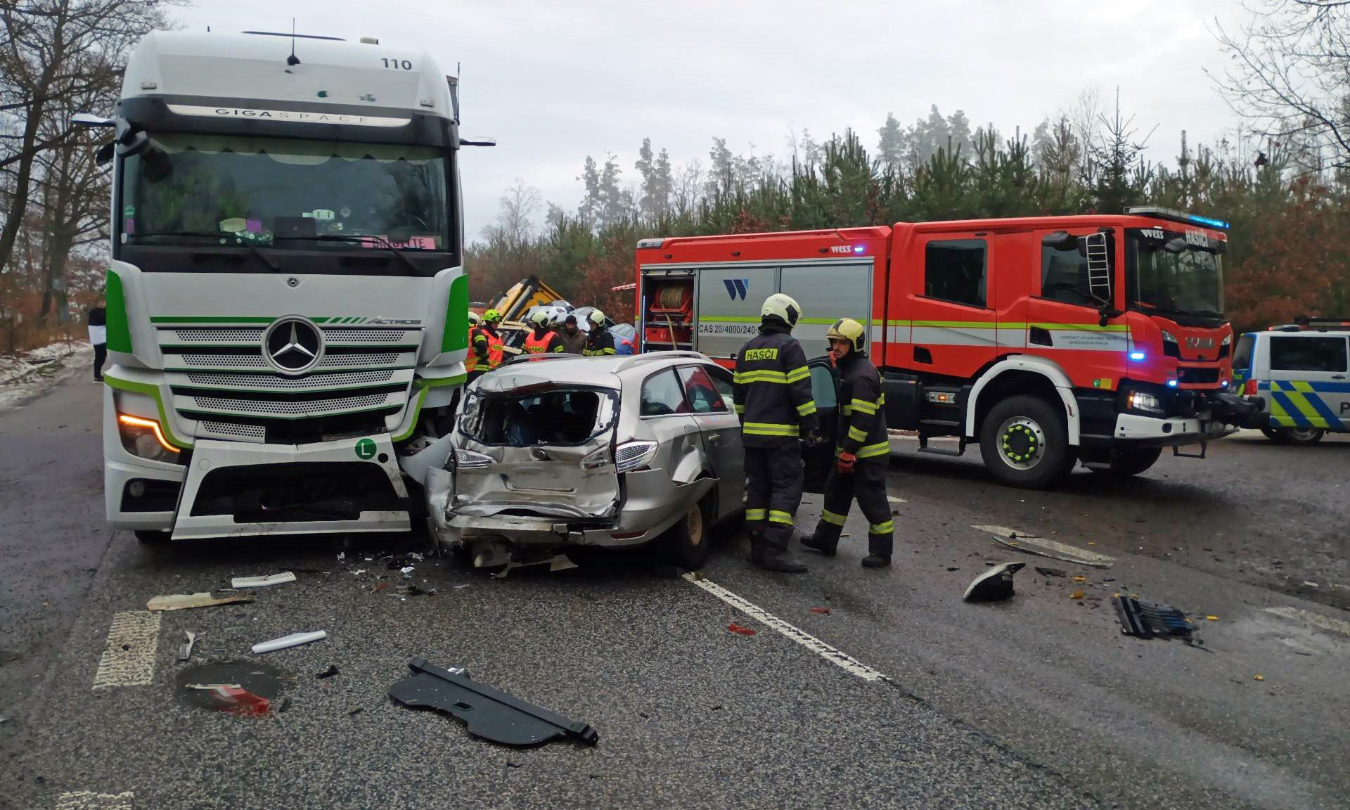 Nehoda auta a dvou kamionů na Písecku. Foto: HZS