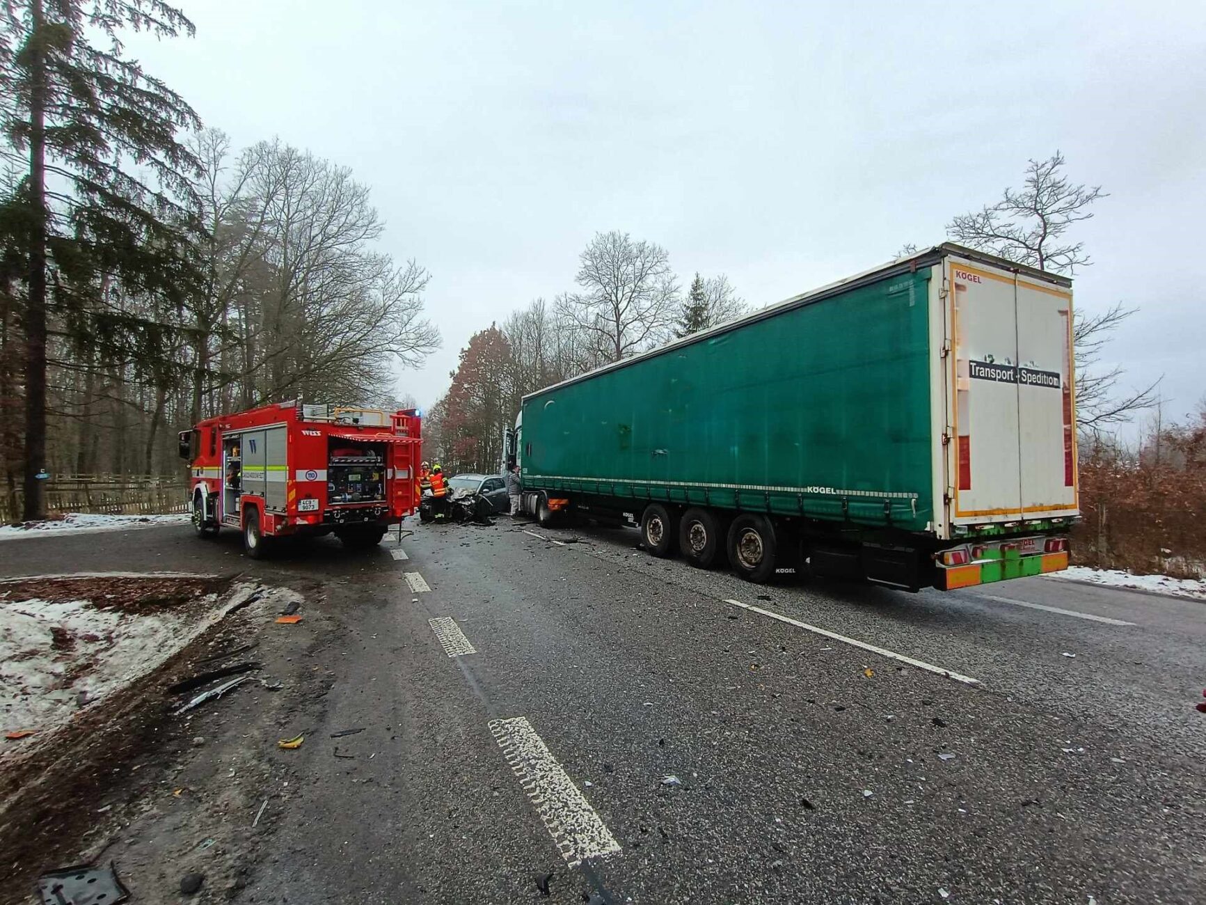Nehoda auta a dvou kamionů na Písecku. Foto: HZS