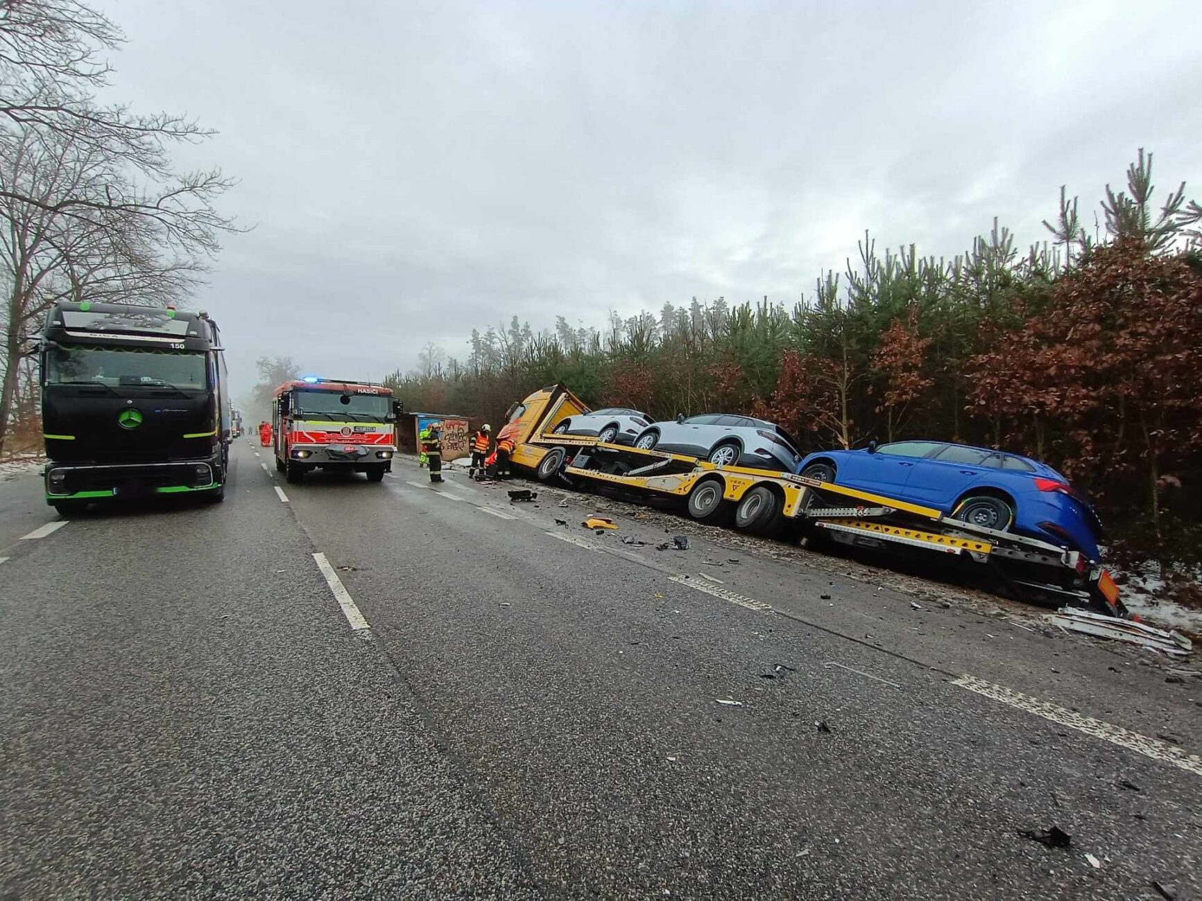 Nehoda auta a dvou kamionů na Písecku. Foto: HZS